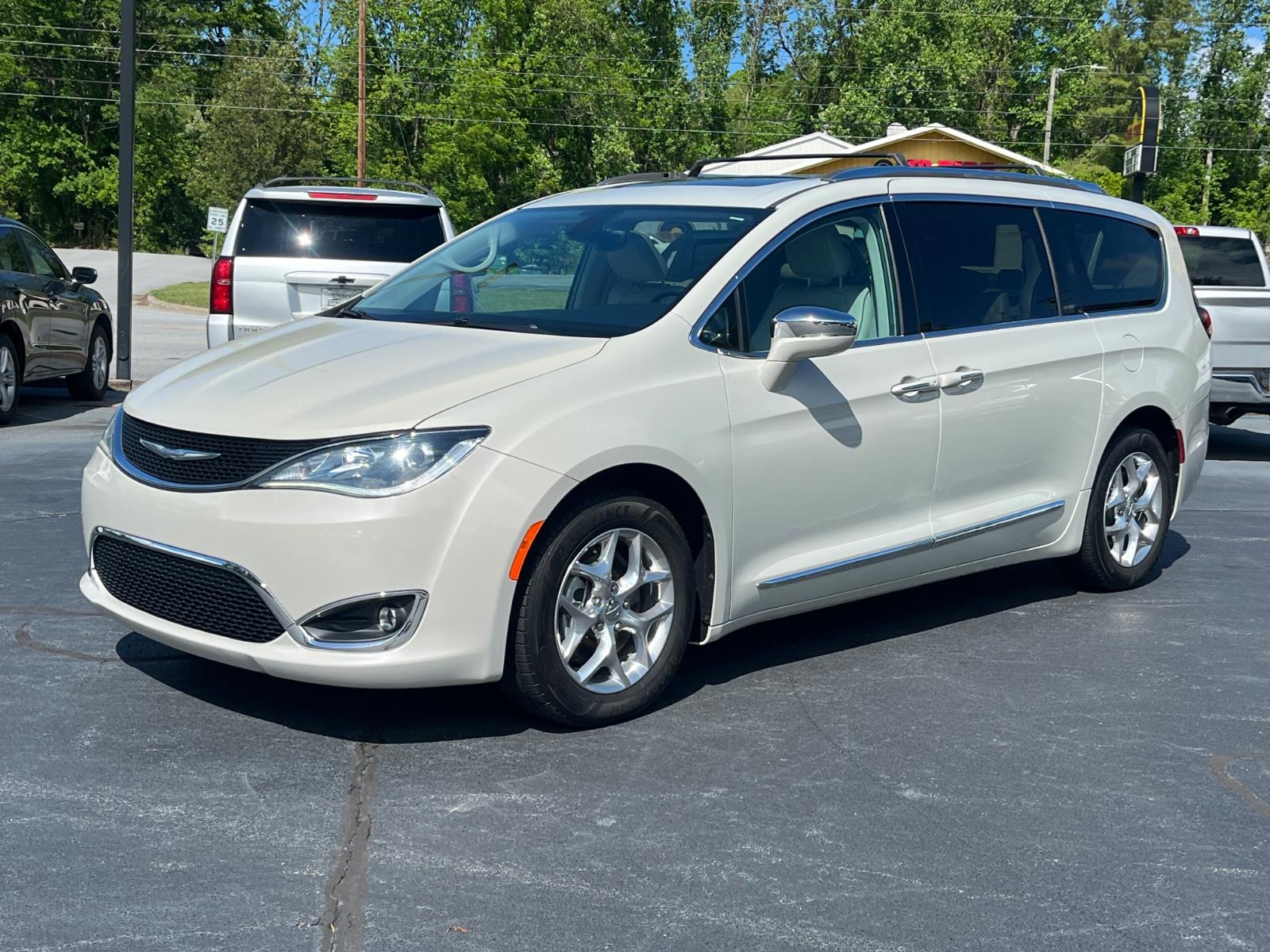 2017 Chrysler Pacifica Limited's photo